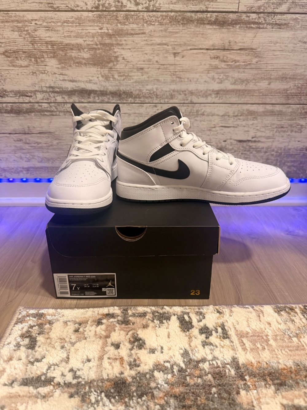 Excellent Like New!
Size 7Y / 8-8.5 Women’s 
Nike White & Black Air Jordan 1 Mid